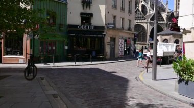 Paris, Fransa, Haziran 2022. Notre-Dame 'ın Latin mahallesindeki Odette pastanesinde. Klasik ve renkli bir görünüşle karakterize edilmiş, Paris 'in tüm cazibesine sahip. Eğik hareketli görüntü.