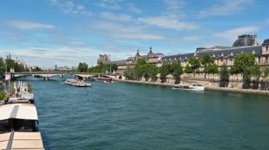 Fransa, Paris, Haziran 2022. Güzel bir yaz gününde, turist tekneleri Seine Nehri 'ne çıkar. Beyaz bulutlu mavi gökyüzü.