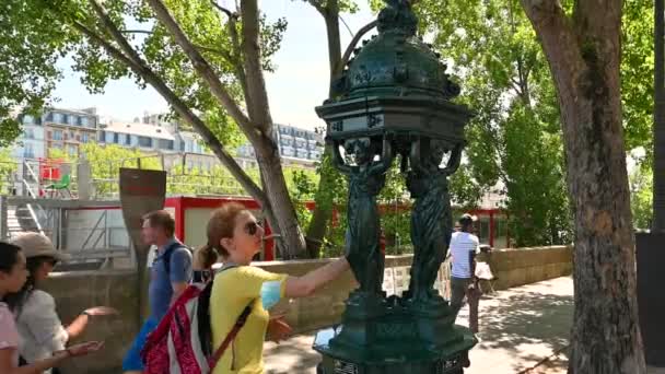 Paris France June 2022 Tourist Fills Her Canteen Green Fountain — Stockvideo