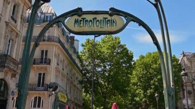 Paris, Fransa, Haziran 2022. Metro tabelasının kendine has bir klasik görünüşü var..