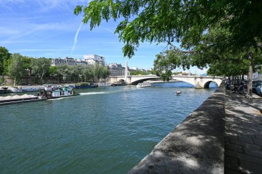Fransa, Paris, Haziran 2022. Büyük bir mavna Seine nehri boyunca kum taşıyor..