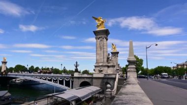 Paris, Fransa. Haziran 2022. Alexander III köprüsü, Fransa 'da çalışan demirin en yüksek ifadesiyle karakterize edilir. Bu çekimde, yaldızlı heykeller ve sokak lambaları vurgulanmış..