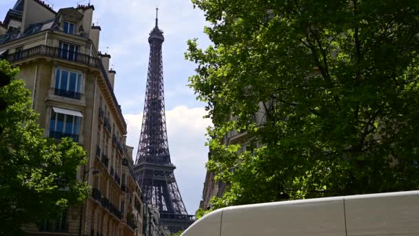 Paříž Francie Červen 2022 Úžasné Záběry Eiffelovy Věže Která Vyčnívá — Stock video