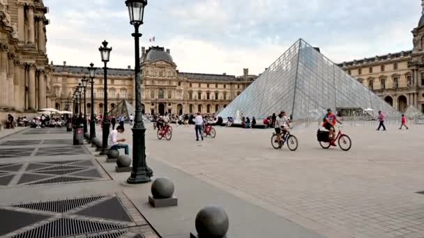 Франція Париж Червень 2022 Прекрасний День Величної Площі Лувру Велика — стокове відео