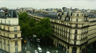 Paris, Fransa, Haziran 2022. Yağmurlu bir günde eski kasabanın vitraylı penceresinden yukarıdan bak. Kavramsal resim.