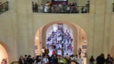 Paris, Fransa, Haziran 2022. Louvre Müzesi 'nin merdivenlerinden çıkan kalabalığın bulanık kavramsal görüntüsü. Kalabalık, toplanma, yaşam tarzı kavramı.