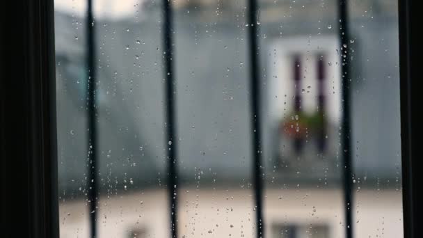 Yağmurlu Bir Günde Pencerenin Kavramsal Görüntüsü Yağmur Damlaları Olan Camın — Stok video