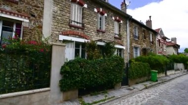 Paris, Fransa. Haziran 2022. Keşfedilecek Paris: Paris 'in kırsal kesimi denilen sessiz ve güzel bir mahalle. Küçük tuğladan evler olan bir peri masalında olduğunuzu düşündüren bir yer. Kamera görüntüsü