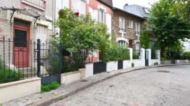 Paris, Fransa. Haziran 2022. Keşfedilecek Paris: Paris 'in kırsal kesimi denilen sessiz ve güzel bir mahalle. Küçük tuğladan evler olan bir peri masalında olduğunuzu düşündüren bir yer. Kamera görüntüsü