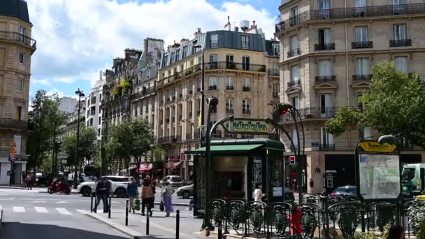 Paryż Francja Czerwiec 2022 Zabytkowym Centrum Piękny Widok Stację Metra — Wideo stockowe