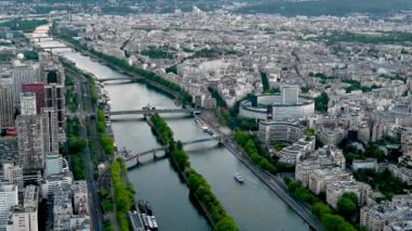 Paris, Fransa, Haziran 2022. Şehrin altın saat görüntüleri Eyfel Kulesi 'nin tepesinden. Kanıt olarak, Seine nehrine bakan modern gökdelenler, ortasında özgürlük heykeli.