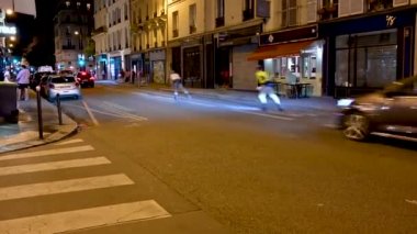 Paris, Fransa, Haziran 2022. Paris 'in keşfetmesi alışılmadık bir şey: Geceleri sokakta, arabalara ek olarak, insanların spor patenleriyle hızla geçtiğini görüyoruz..