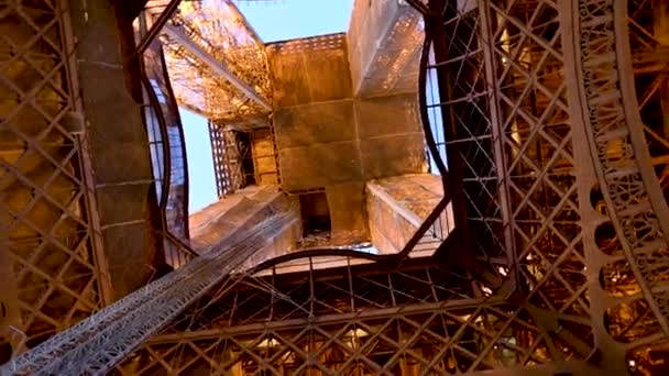 Discovering Beautiful Paris Footage Rotation Base Support Legs Eiffel Tower — Stockvideo