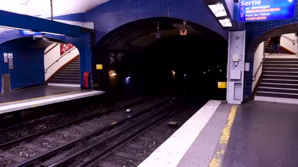 Paris France June 2022 Metro Stop Arrival Train Dark Tunnel — Stock Video