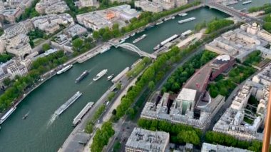 Paris, Fransa, Haziran 2022. Şehrin altın saati Eyfel Kulesi 'nin tepesinden toplanıyor. Eğim hareketi önce Seine 'i, sonra da solda zafer kemerini görmeye gider..
