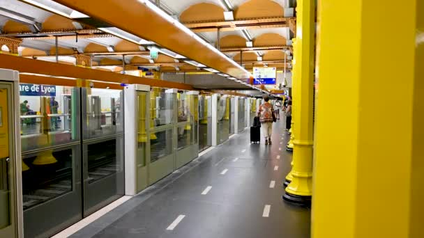Paris France June 2022 Pan Footage Gare Lyon Metro Station — Vídeo de Stock