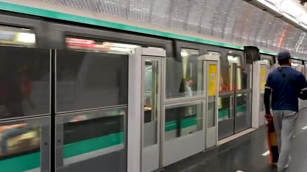 Paris France June 2022 Train Passes Metro Station Traveler Walks — ストック動画