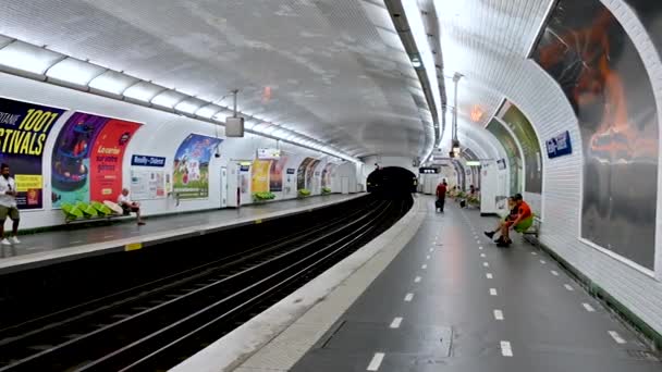 Paris France June 2022 Reuilly Diderot Metro Stop Pan Footage — Stock Video