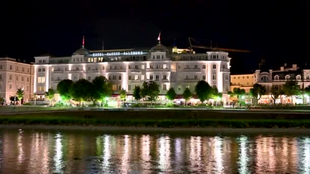 Salcburk Rakousko Srpen2022 Krásné Noční Záběry Řece Salzach Hotelu Sacher — Stock video