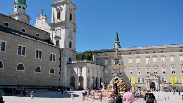 2022年8月 奥地利萨尔茨堡 大教堂广场的漂亮景色 喷泉在右边 美丽的夏日倾斜镜头 — 图库视频影像