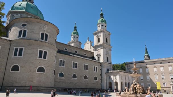 2022年8月 奥地利萨尔茨堡 大教堂广场的漂亮景色 喷泉在右边 美丽的夏日 — 图库视频影像