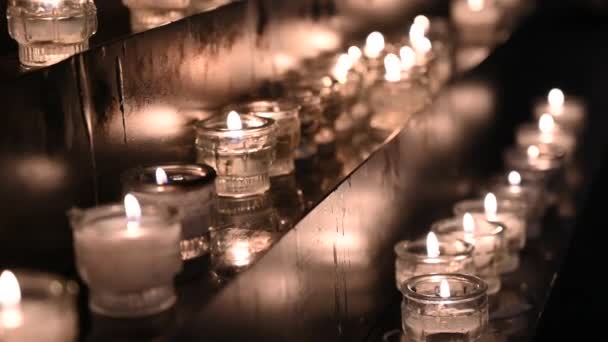 밝히는 촛불이 줄지어 모습을 클로즈업 — 비디오