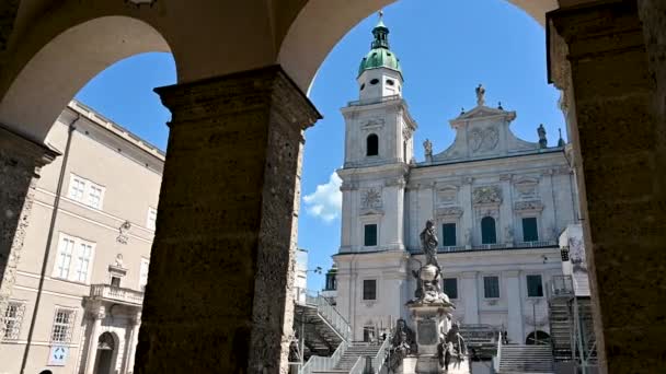 Salzburg Ausztria 2022 Augusztus Szép Felvétel Katedrális Homlokzata Felé Sétálva — Stock videók