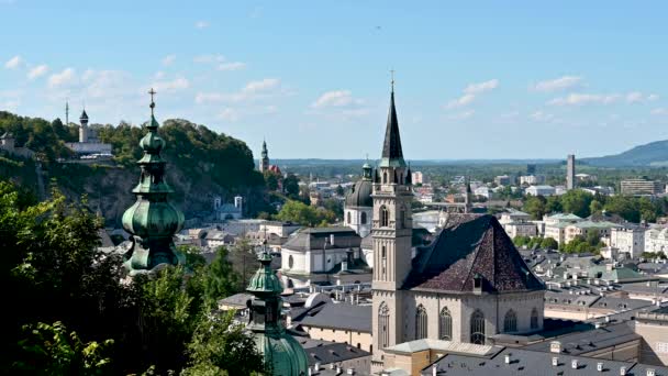 オーストリアのザルツブルク 2022年8月 街の素晴らしい映像 ホーエンザルツブルグの要塞の丘からの視点 パン運動 — ストック動画