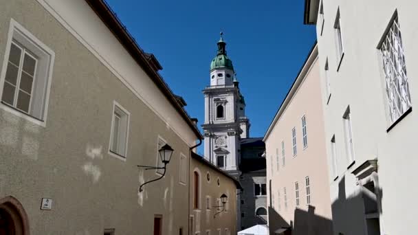 2022年8月 奥地利萨尔茨堡 通过走在小巷中发现古城的Pov镜头 大教堂的钟塔就是明证 美丽的夏日 — 图库视频影像