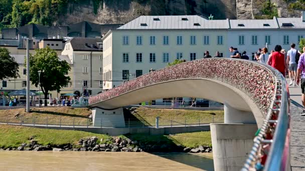 Salzburg Oostenrijk Augustus 2022 Prachtige Beelden Van Salzburger Hangslotbrug Makartsteg — Stockvideo