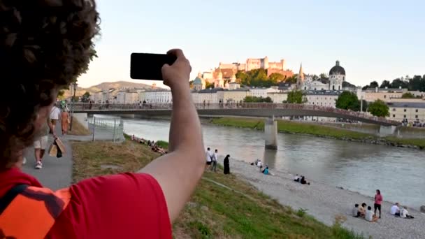 Salzburg Ausztria 2022 Augusztus Szép Nappali Felvétel Egy Fiatal Kaukázusi — Stock videók