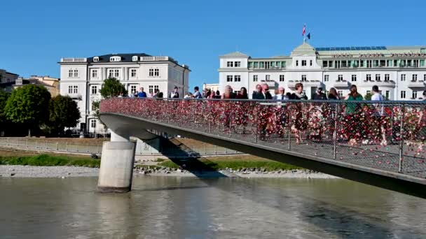 Salzburg Ausztria 2022 Augusztus Szép Nappali Felvétel Lakat Hídról Miközben — Stock videók
