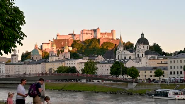 オーストリアのザルツブルク 2022年8月 旧市街の街並みと黄金の時間で素敵な映画 川沿いや橋の上で幻想的なひとときをお楽しみください — ストック動画