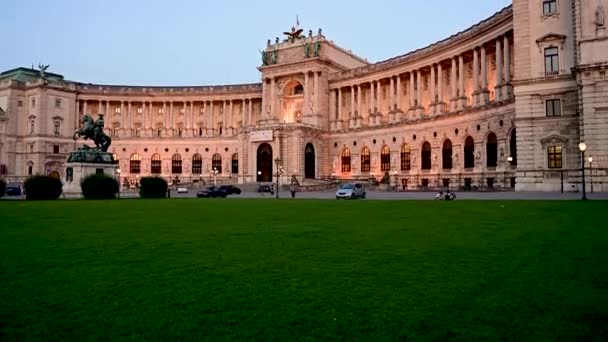 ウィーン オーストリア 2022年8月 青の時間では 旧市街の都市景観 皇居ハプスブルク家の初期 ホフブルクは ハプスブルク王朝の世界最大の複合体の一つです — ストック動画