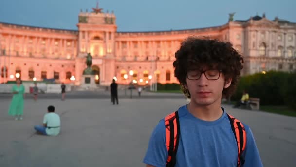 2022年8月 奥地利维也纳 霍夫堡 是世界上最大的情景喜剧之一 是在王宫的蓝色时刻拍的一个男人自拍的慢镜头 — 图库视频影像