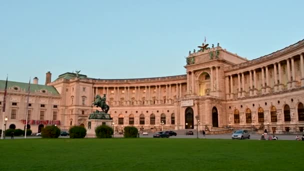 2022年8月 奥地利维也纳 城市景观在古城的蓝色时刻 哈布斯堡王朝的皇宫失调症 霍夫堡是世界上最大的建筑群之一 哈布斯堡王朝 — 图库视频影像