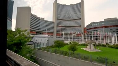 Viyana, Avusturya, Ağustos 2022. Metrodaki görüntüler Birleşmiş Milletler binasının önünden geçerken çekildi. Üye ülkelerin bayrakları tanınabilir durumda..