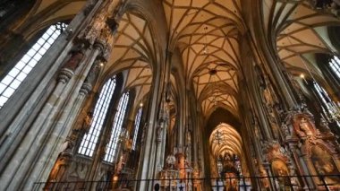 Viyana, Avusturya, Ağustos 2022. St. Stephen Katedrali 'nin içini panoramik açıdan gören güzel bir görüntü. Kemerlerin yukarı doğru momentumu inanılmaz. Kimse..