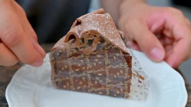 Viyana, Avusturya, Ağustos 2022. Geleneksel Avusturya pastasının yavaş çekimde çekilmiş görüntüleri: Demel 'in ünlü eski kafeteryasındaki pastadan bir dilim..