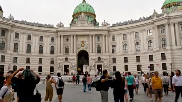 ウィーン オーストリア 2022年8月 宮殿の入り口の1つであるミカエルプラッツ広場の映像は 印象的でエレガントな建物でシーンを支配しています — ストック動画