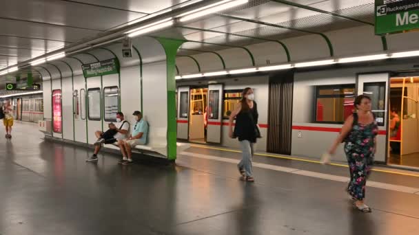 Vienna Austria Agustus 2022 Rekaman Pemberhentian Metro Orang Orang Berjalan — Stok Video