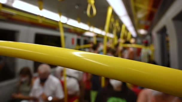 ウィーン オーストリア 2022年8月 地下鉄の車の中でぼやけた概念的なイメージとスローモーション映像 座っている人々の数字を認識することができ 黄色のサポートが強調表示されます — ストック動画