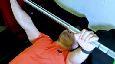 Maksimum ağırlıkla iki kez ağırlık kaldıran genç bir adamın inanılmaz yavaş çekim görüntüleri. Tüm gücünüzle bağırın. Heyecan verici ve motive edici görüntüler..