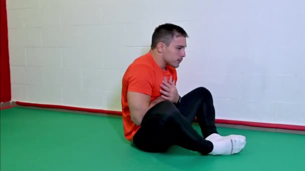 年轻的高加索男子运动员通过做仰卧起坐腹部运动训练的美丽镜头 白墙背景 复制空间 — 图库视频影像