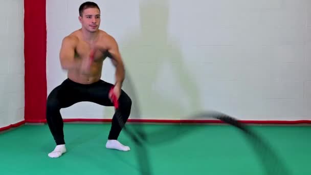 Bonitas Imágenes Tiempo Real Joven Musculoso Guapo Usando Cuerdas Batalla — Vídeos de Stock
