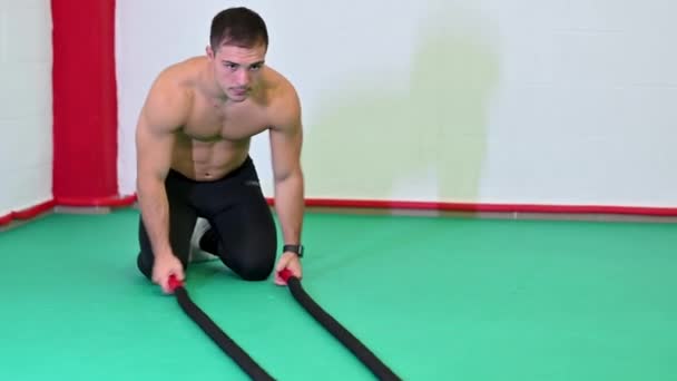 Increíbles Imágenes Tiempo Real Joven Musculoso Guapo Usando Cuerdas Batalla — Vídeos de Stock