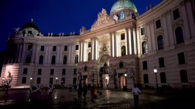 Viyana, Avusturya, Ağustos 2022. Michael Platz Meydanı 'nın alacakaranlık görüntüleri çok güzel. Burası Prenses Sissi 'ye adanmış müzenin bulunduğu yer. İnsanlar serin akşamın tadını çıkararak yürür.