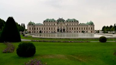 Viyana, Avusturya, Ağustos 2022. Belvedere Sarayı 'nın göz kamaştırıcı kamera görüntüleri. Lüks bahçeler binayı çerçeveliyor..