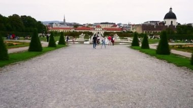 Viyana, Avusturya, Ağustos 2022. Belvedere Sarayı 'nın lüks bahçelerini keşfetmek için pov görüntüleri. Diğer insanların yanında yürüyoruz.