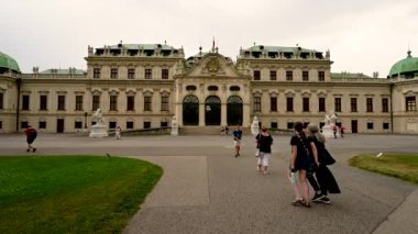 Viyana, Avusturya, Ağustos 2022. Belvedere Sarayı 'nın görkemli cephesinden uzaklaşırken, onu tamamen çerçeveletmek için, ziyaret eden diğer insanların yanından geçiyoruz..